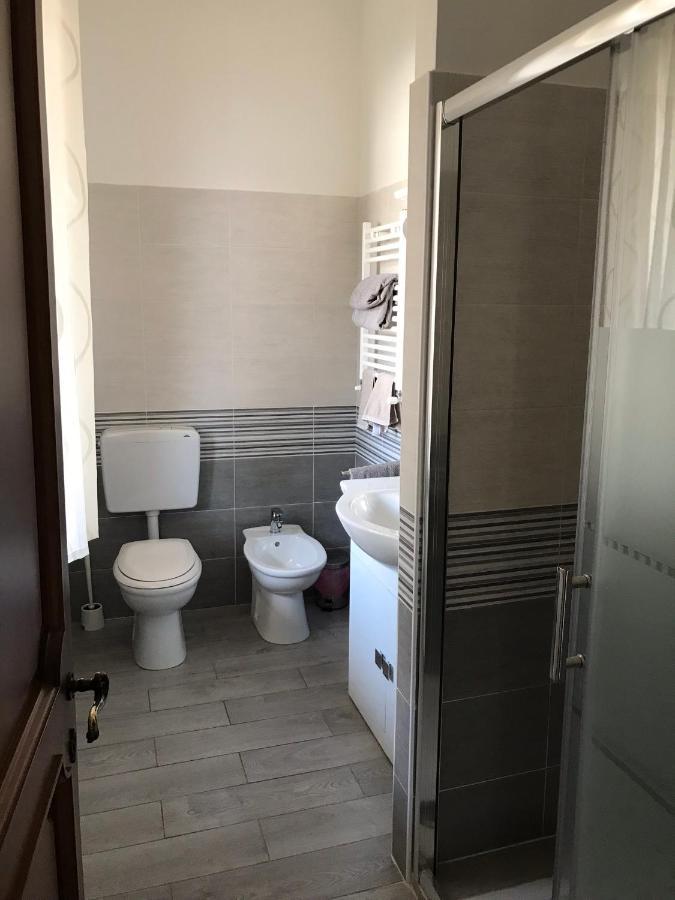 Bella Vita Guesthouse -Parcheggio Privato Interno Арона Экстерьер фото