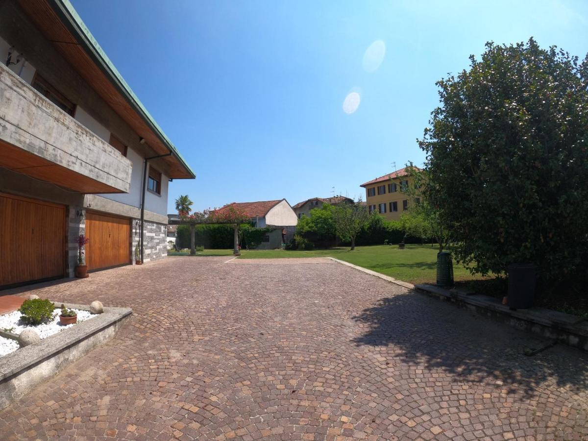 Bella Vita Guesthouse -Parcheggio Privato Interno Арона Экстерьер фото