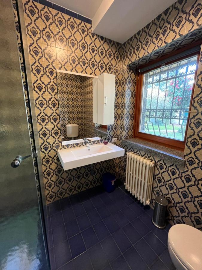 Bella Vita Guesthouse -Parcheggio Privato Interno Арона Экстерьер фото