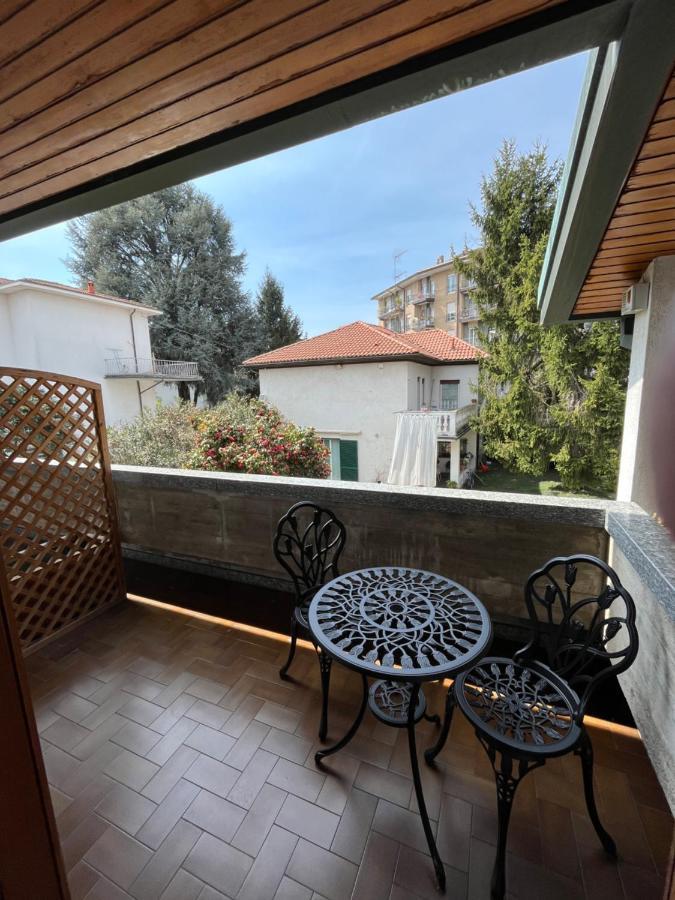 Bella Vita Guesthouse -Parcheggio Privato Interno Арона Экстерьер фото
