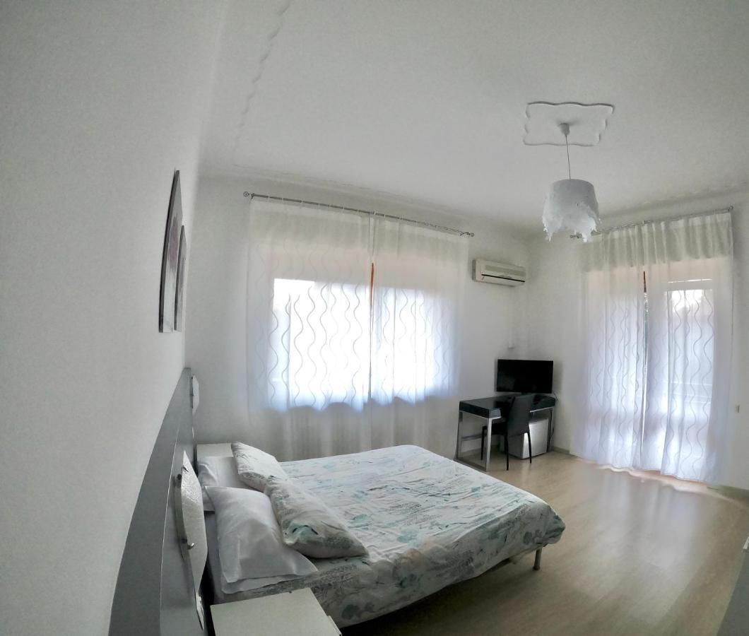 Bella Vita Guesthouse -Parcheggio Privato Interno Арона Экстерьер фото