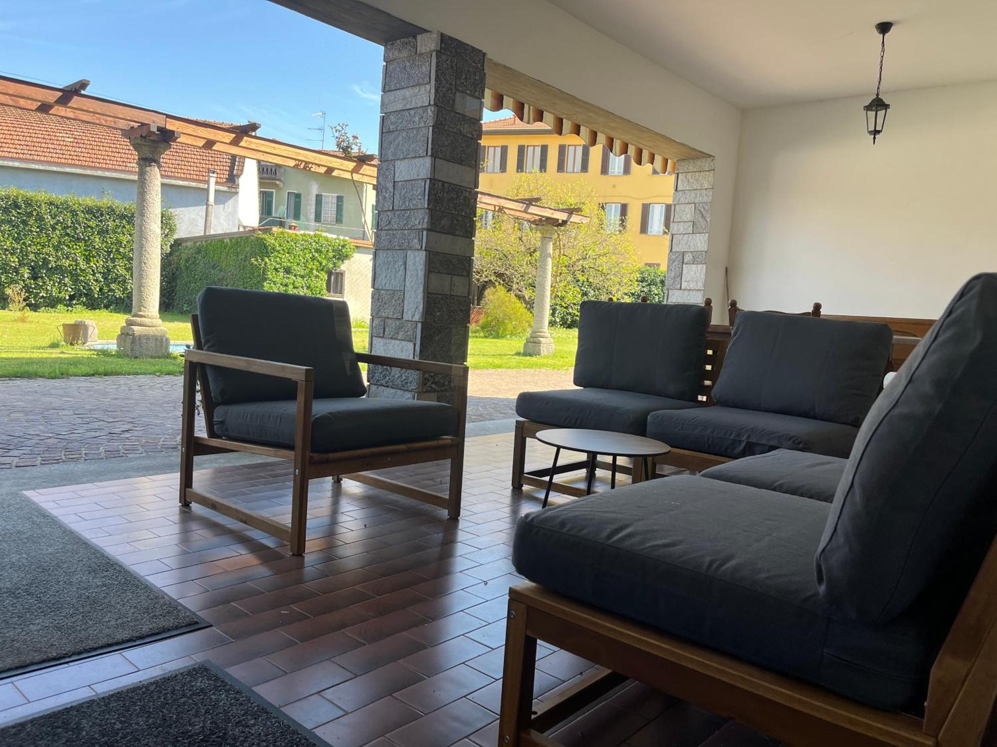 Bella Vita Guesthouse -Parcheggio Privato Interno Арона Экстерьер фото