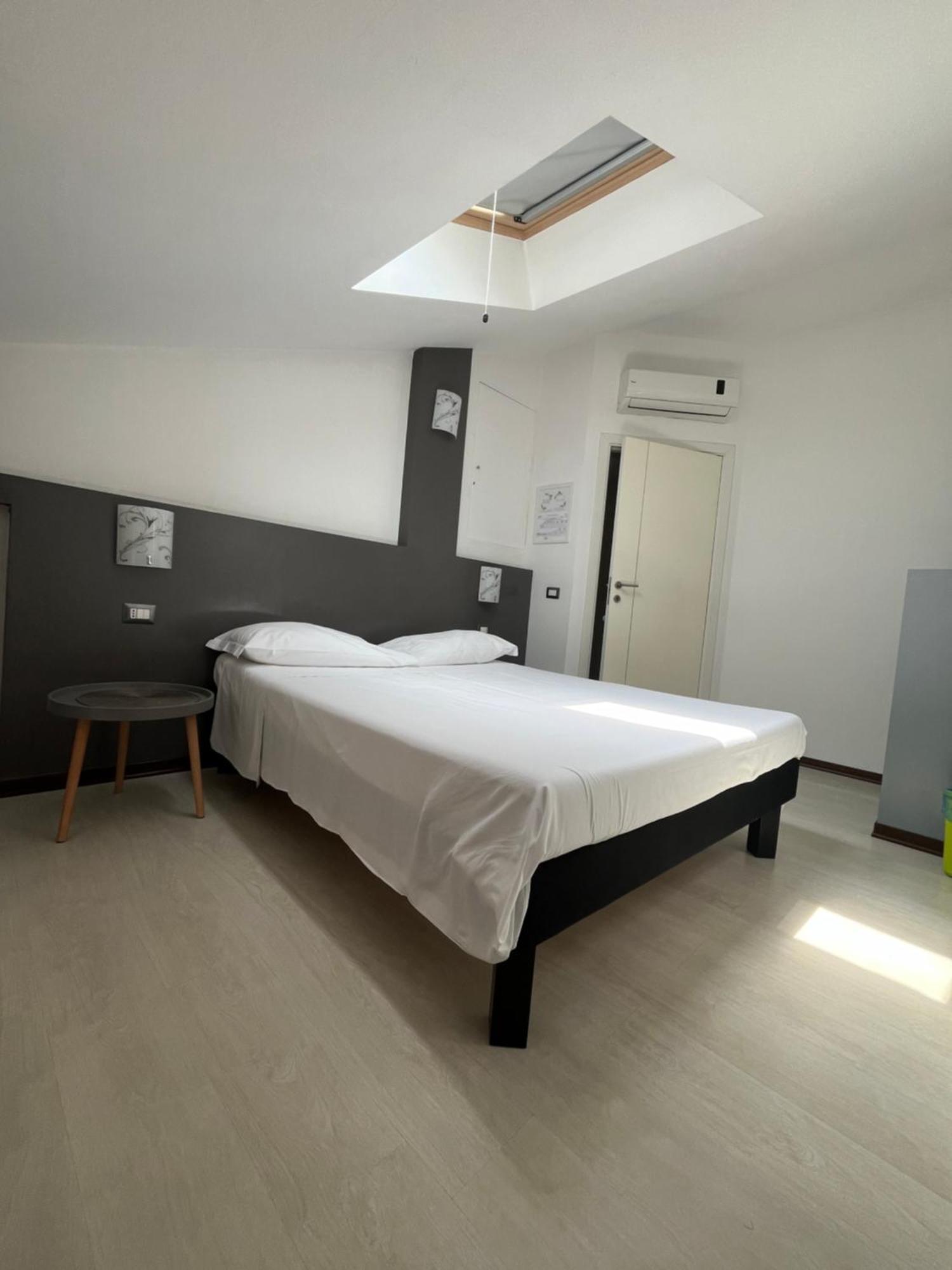Bella Vita Guesthouse -Parcheggio Privato Interno Арона Экстерьер фото