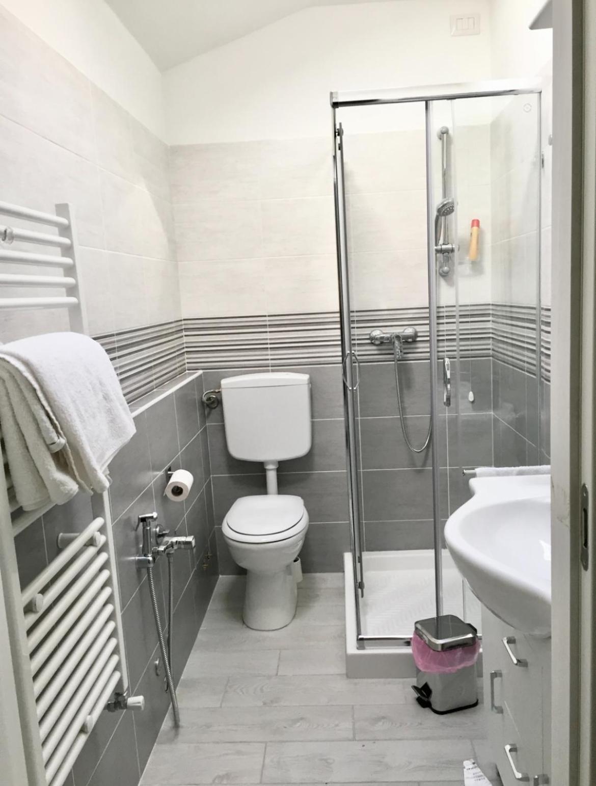 Bella Vita Guesthouse -Parcheggio Privato Interno Арона Экстерьер фото