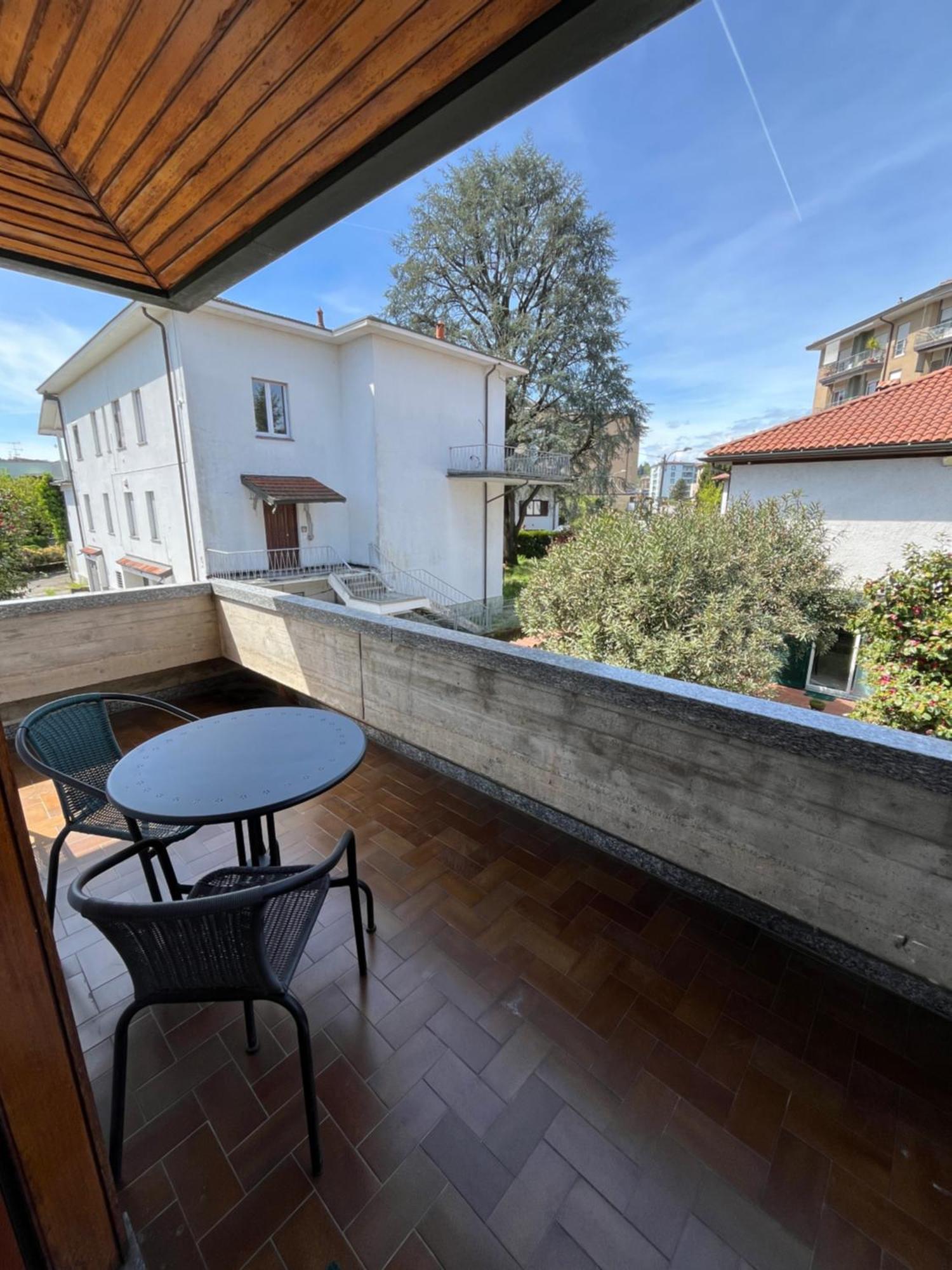 Bella Vita Guesthouse -Parcheggio Privato Interno Арона Экстерьер фото