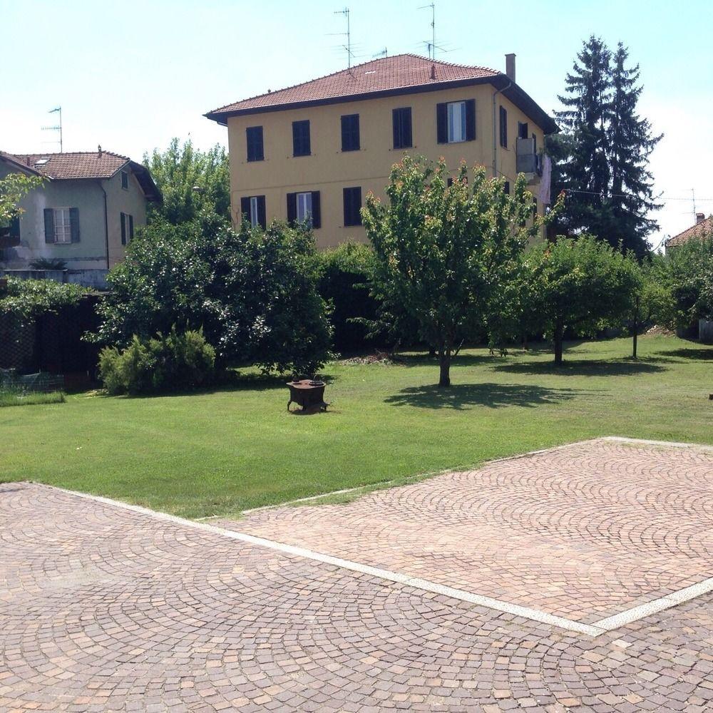 Bella Vita Guesthouse -Parcheggio Privato Interno Арона Экстерьер фото