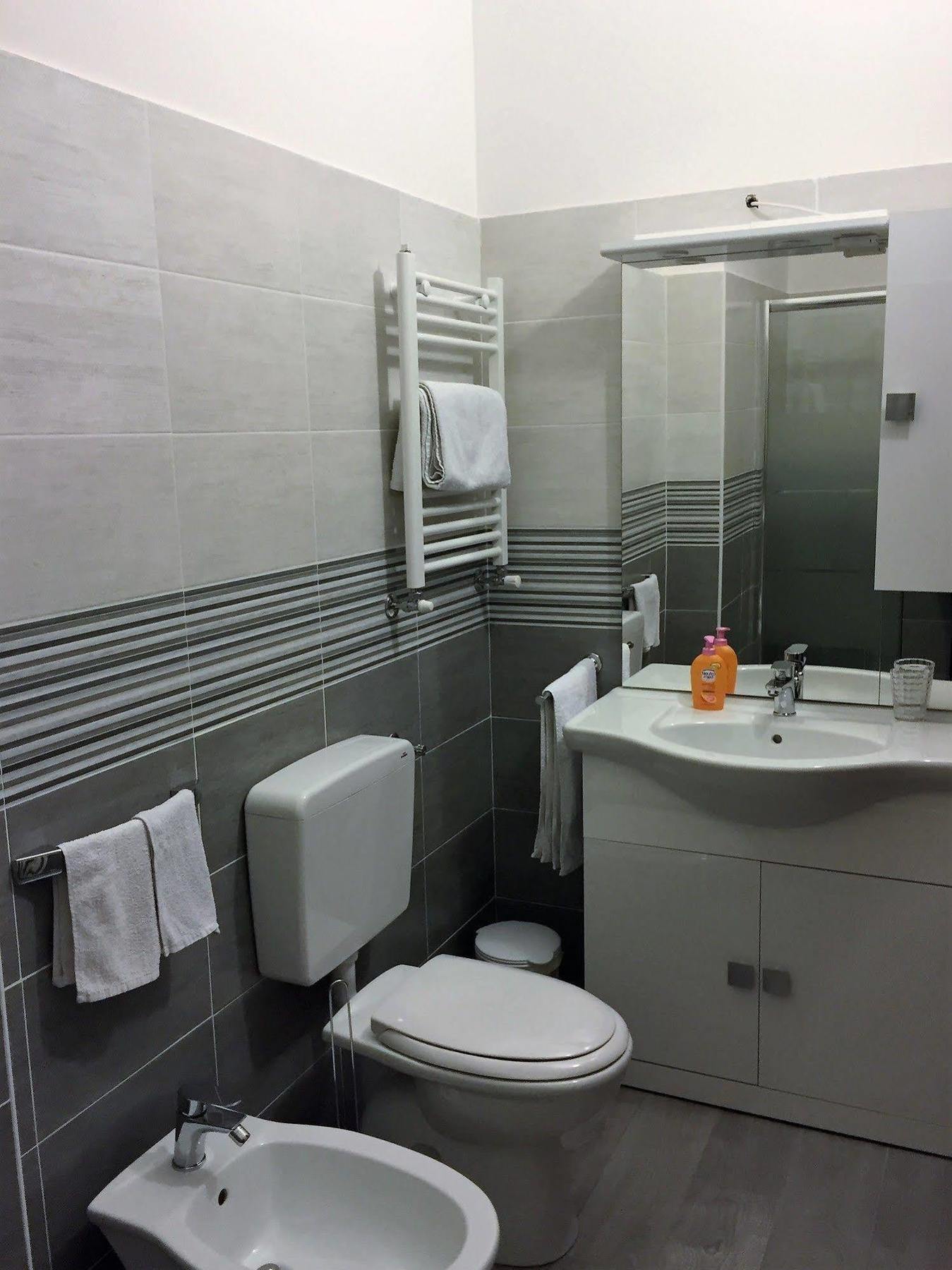 Bella Vita Guesthouse -Parcheggio Privato Interno Арона Экстерьер фото